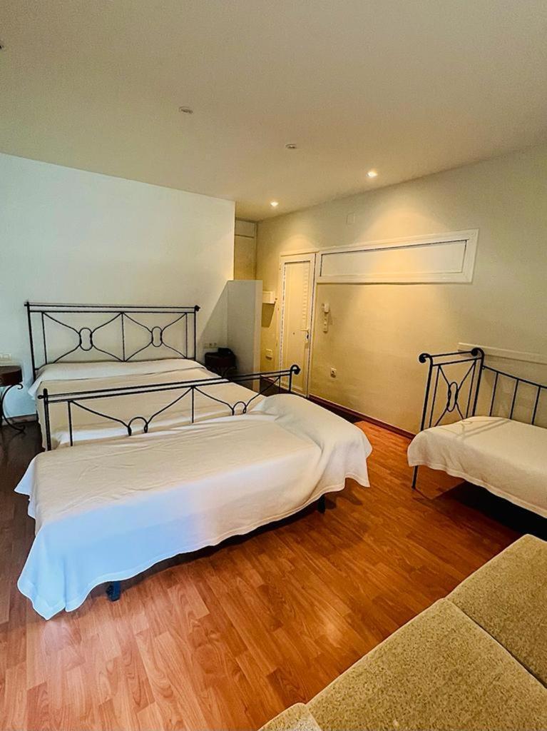 Hotel & Restaurant Figueres Parc Los Hostalets de Llers Zewnętrze zdjęcie