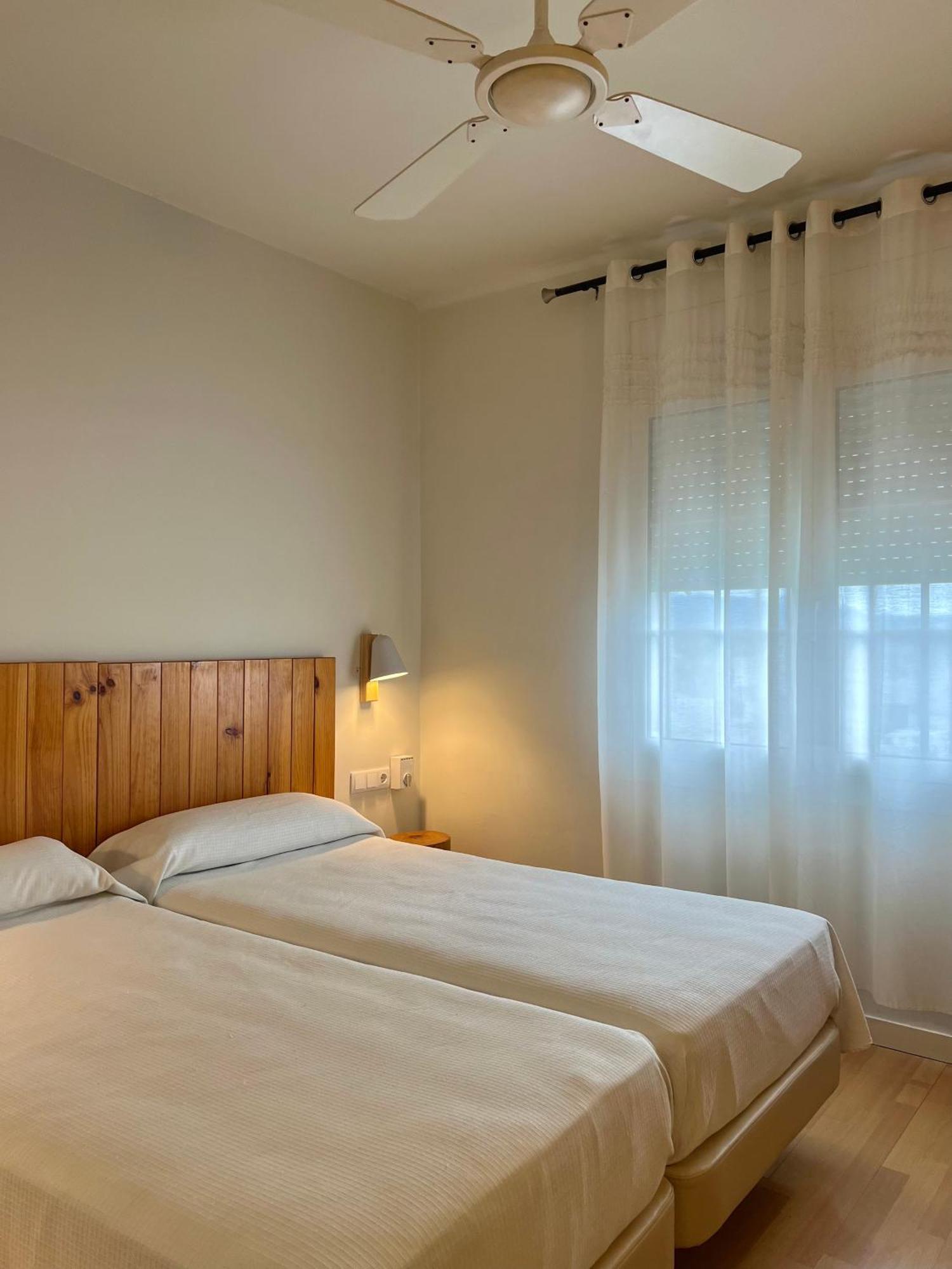 Hotel & Restaurant Figueres Parc Los Hostalets de Llers Zewnętrze zdjęcie