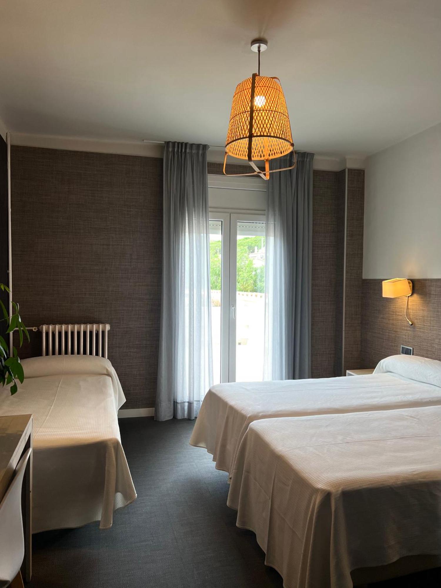 Hotel & Restaurant Figueres Parc Los Hostalets de Llers Zewnętrze zdjęcie