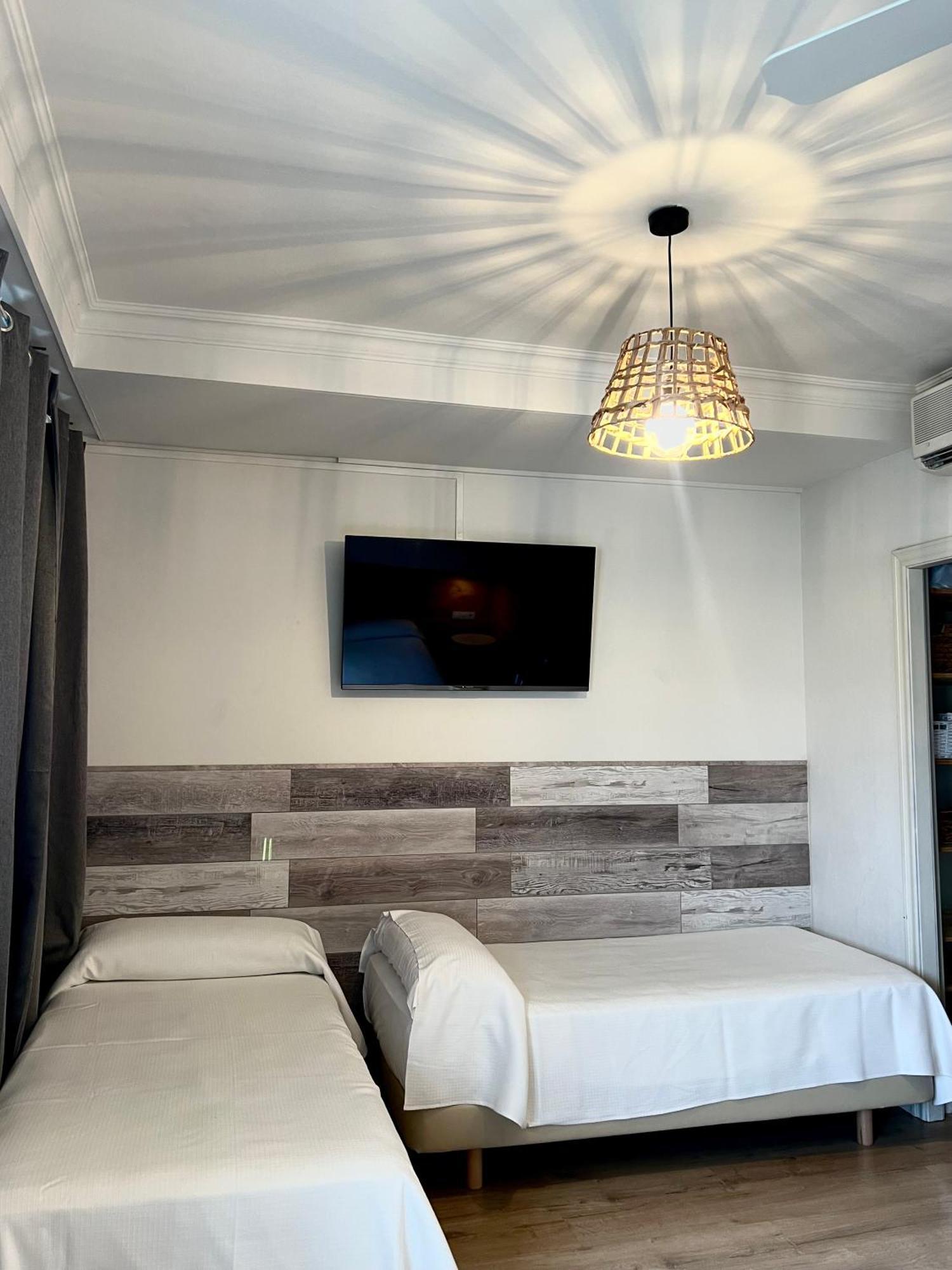 Hotel & Restaurant Figueres Parc Los Hostalets de Llers Zewnętrze zdjęcie