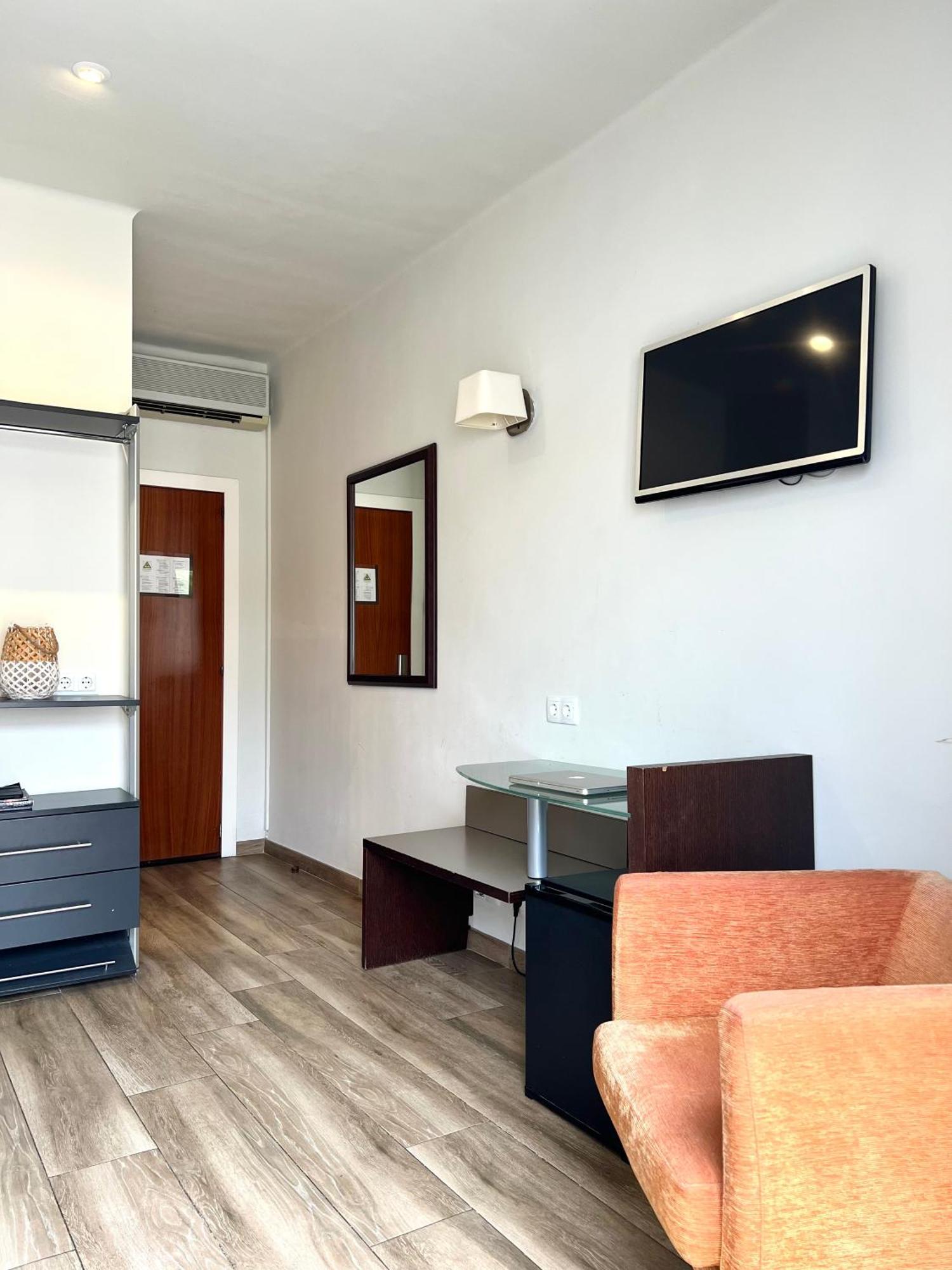 Hotel & Restaurant Figueres Parc Los Hostalets de Llers Zewnętrze zdjęcie