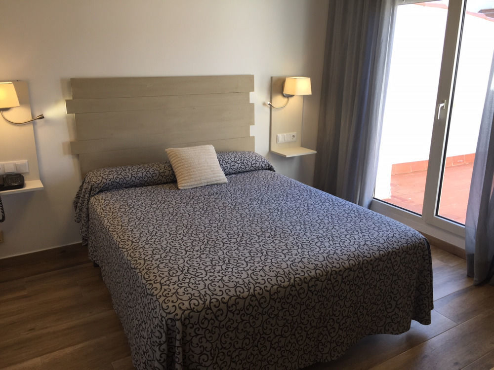 Hotel & Restaurant Figueres Parc Los Hostalets de Llers Zewnętrze zdjęcie