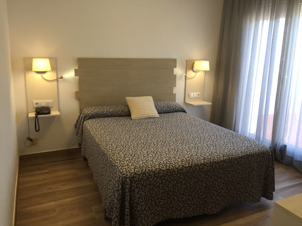 Hotel & Restaurant Figueres Parc Los Hostalets de Llers Zewnętrze zdjęcie