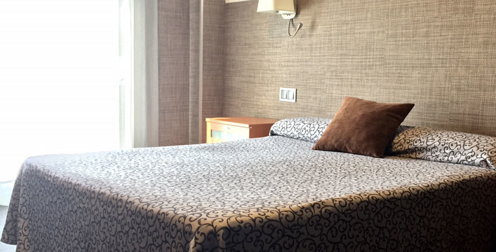 Hotel & Restaurant Figueres Parc Los Hostalets de Llers Zewnętrze zdjęcie